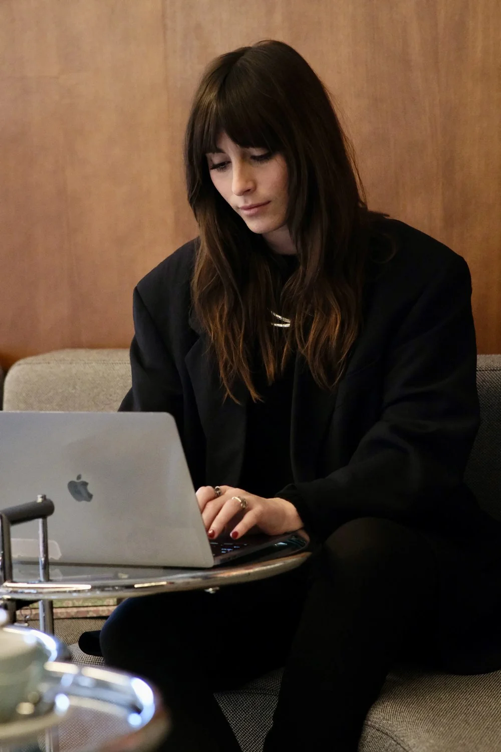 Marine au travail sur ordinateur